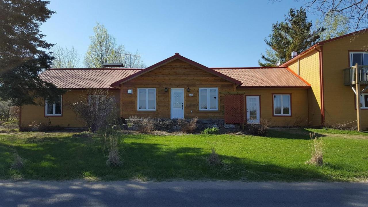 Auberge Ma Maison Sainte-Melanie Exterior photo